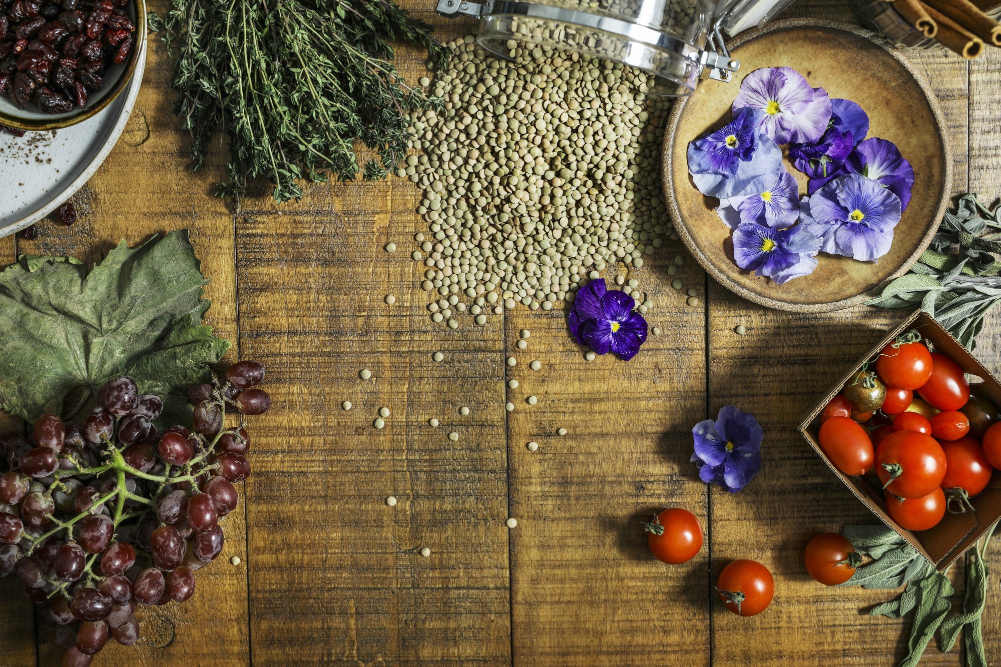 Dettaglio di erbe e ingredienti locali