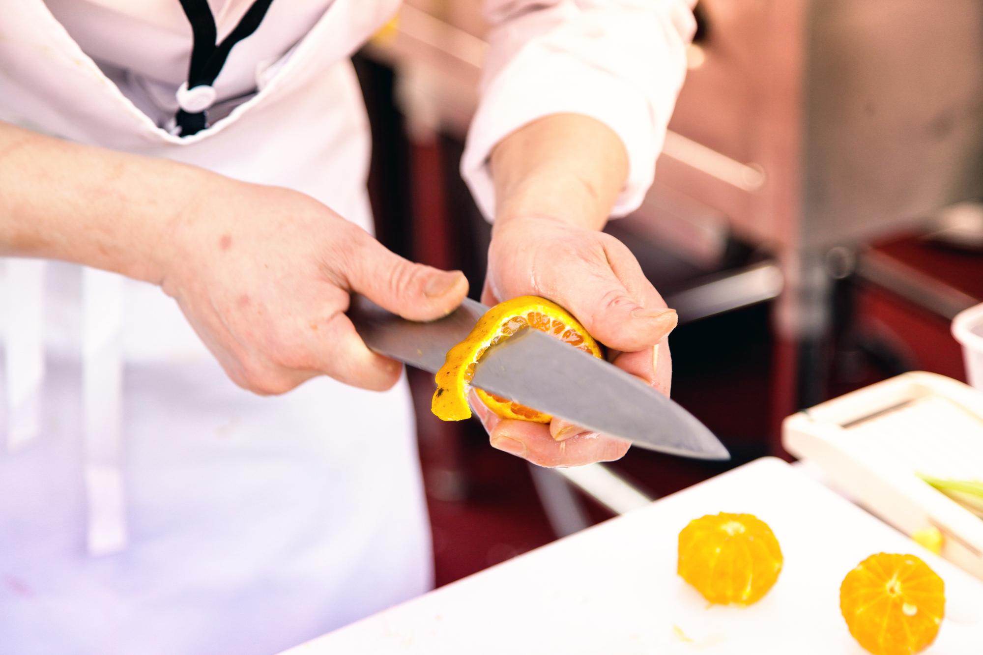 Chef mostra tecnica di taglio in laboratorio